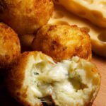 Aprenda a fazer bolinho de queijo crocante por fora e muito recheado por dentro. Receita simples, rápida e perfeita para festas ou petisco!