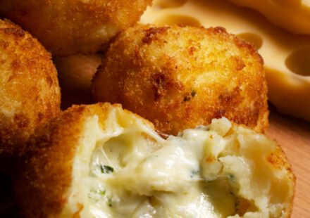 Aprenda a fazer bolinho de queijo crocante por fora e muito recheado por dentro. Receita simples, rápida e perfeita para festas ou petisco!