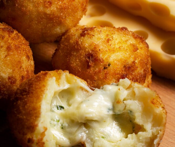 Aprenda a fazer bolinho de queijo crocante por fora e muito recheado por dentro. Receita simples, rápida e perfeita para festas ou petisco!