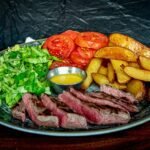 Carne de Sol Acebolada com Batatas Rústicas e Molho de Mostarda e Mel
