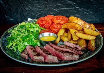 Carne de Sol Acebolada com Batatas Rústicas e Molho de Mostarda e Mel