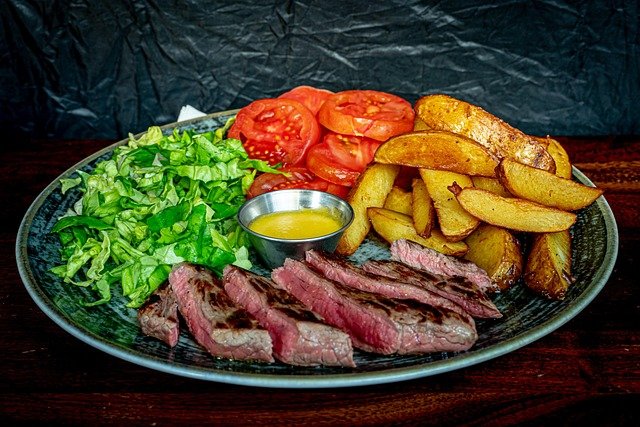 Carne de Sol Acebolada com Batatas Rústicas e Molho de Mostarda e Mel