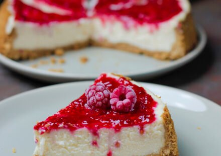 Domine o Autêntico Cheesecake NY Aprenda a Assar Sem Rachaduras com Base Amanteigada dos Deuses e Calda de Frutas Vermelhas!