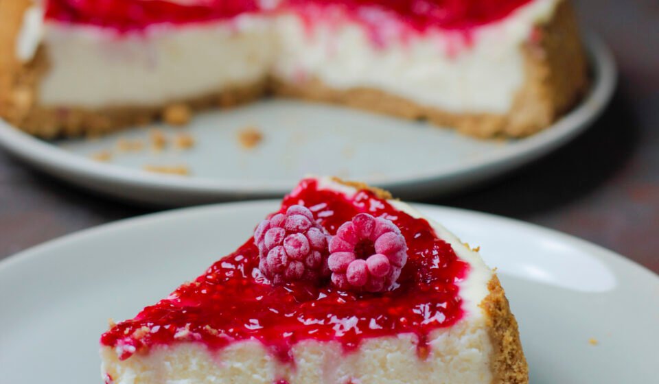 Domine o Autêntico Cheesecake NY Aprenda a Assar Sem Rachaduras com Base Amanteigada dos Deuses e Calda de Frutas Vermelhas!
